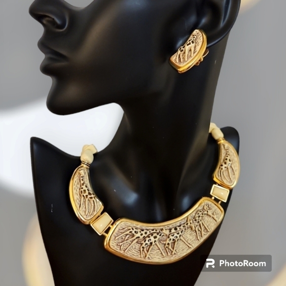 VTG 1970s 3D Acrylic Giraffe Bib Beaded Collar Necklace Clip-on Earrings Set - Picture 1 of 14